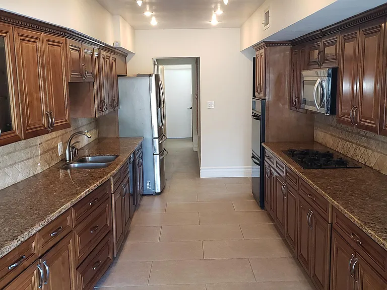 Full Kitchen with granite countertops with all appliances including a Viking cooktop.