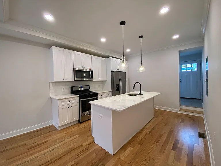 219 S Clinton St — Photo 3