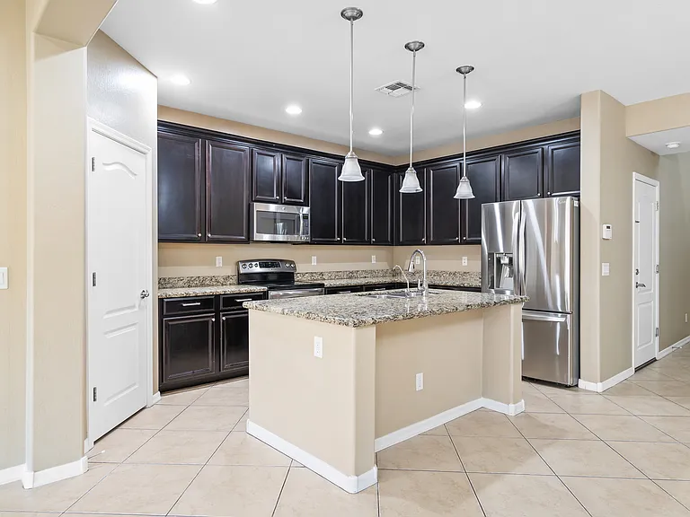 906 E Del Rio St — Photo 11