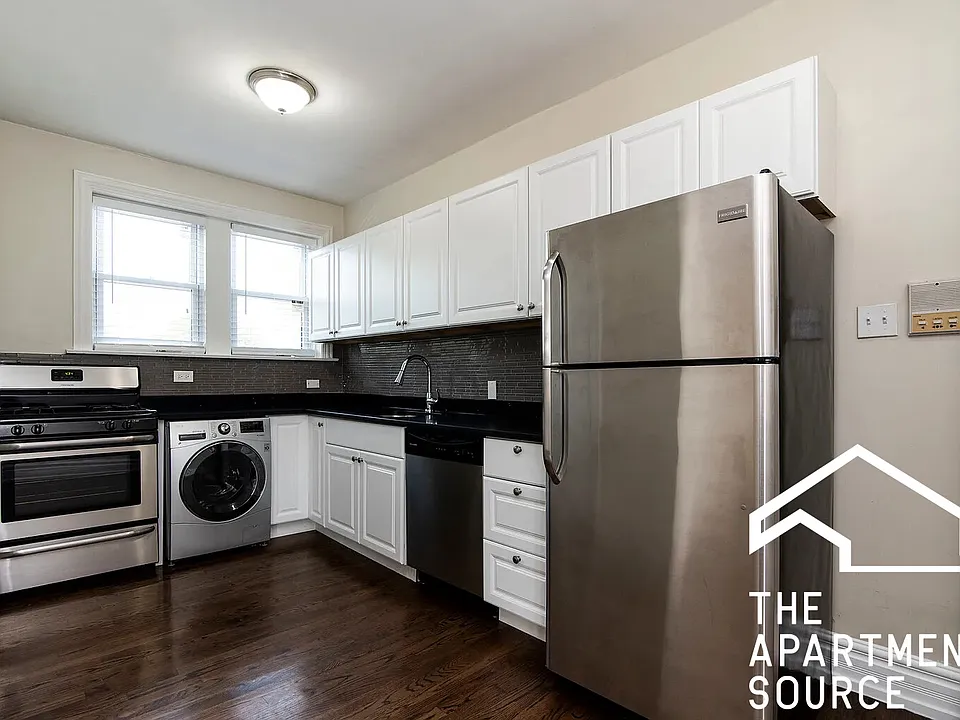 3819.5 N Greenview Ave #1S