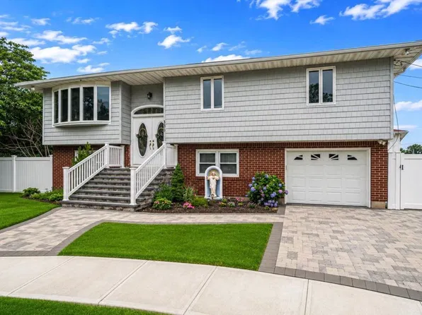395 N Putnam Ave Floor 2, Lindenhurst, NY 11757