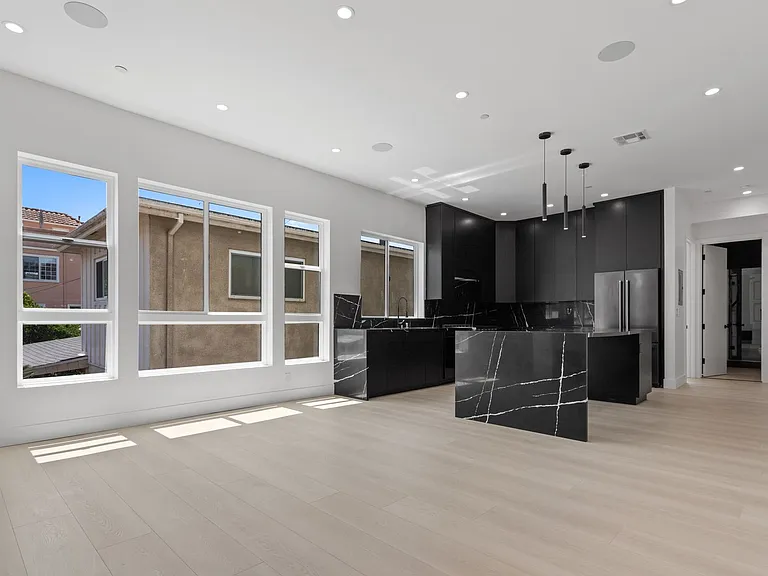 1815 Barry Ave — Photo 29