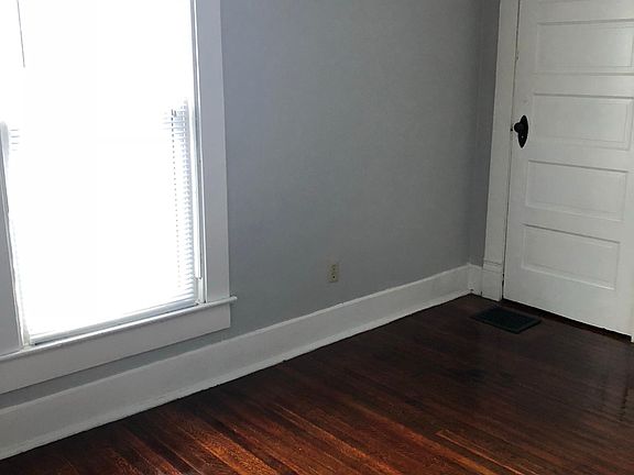 3rd image of 1520 E Vermont St