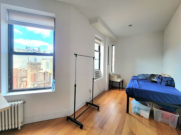 3rd image of 124 E 4th St APT 20