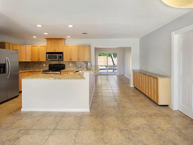2751 NE 2nd Ct — Photo 8