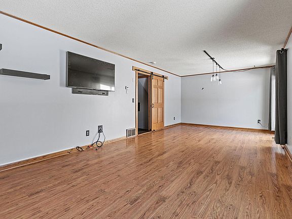 4th image of 138 Ruth St N #9