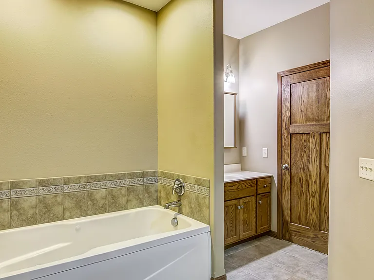956 Parkland Dr — Photo 7