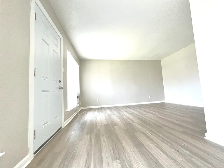Meridian Mansions — Photo 10