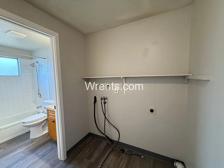 2909-2911 E Rockwell Ave — Photo 13