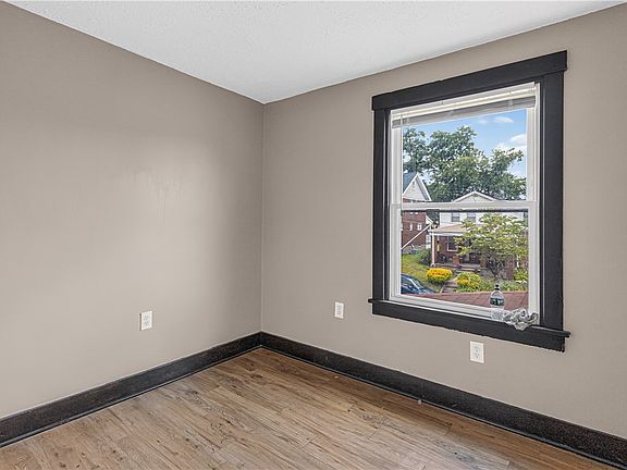 4th image of 436 Overbrook Blvd