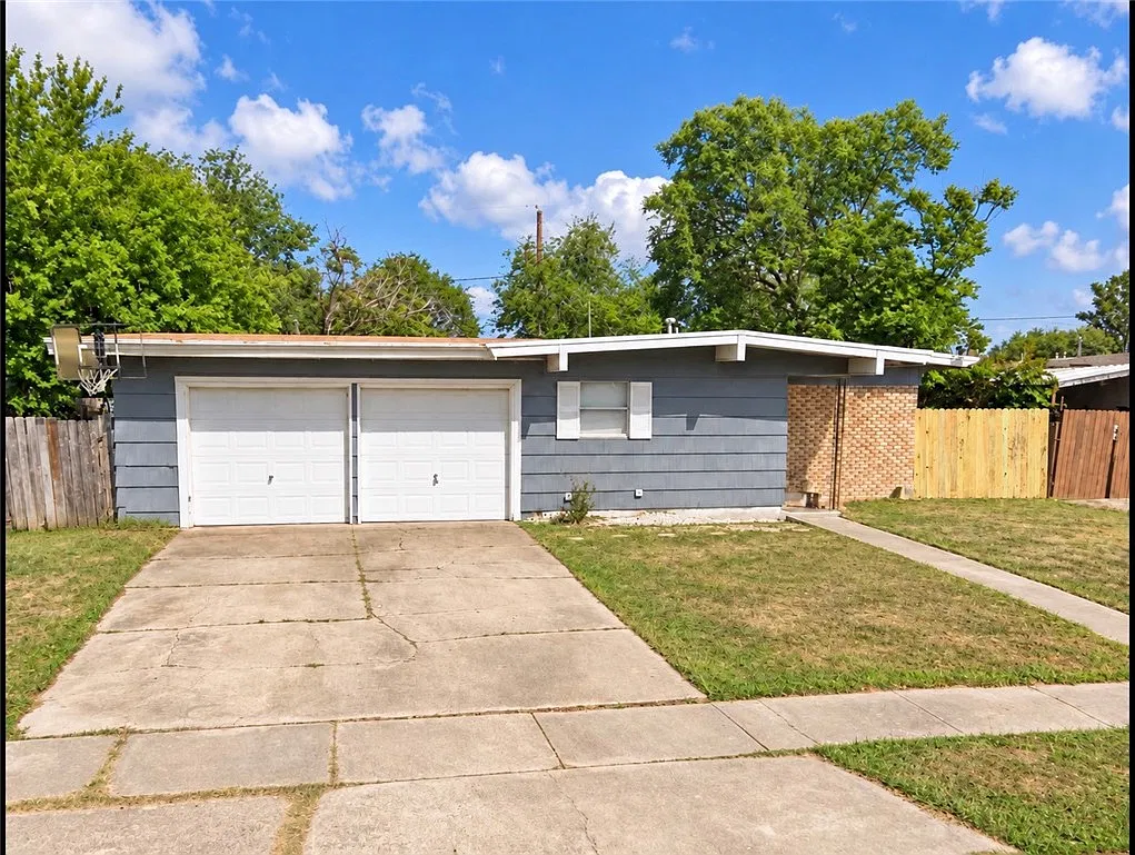 3 bed, 1.5 bath, 1189 sqft, $1,950 — Photo 1