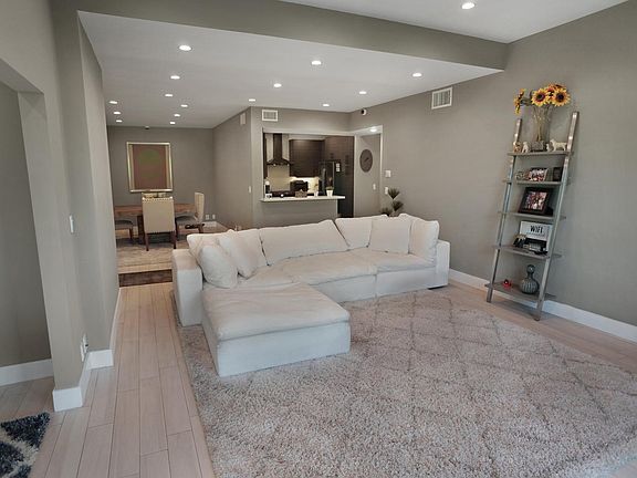 3rd image of 423 N Palm Dr