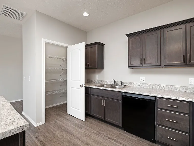 552 W Danielle St — Photo 18