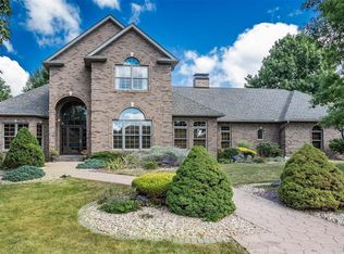 1300 White Oak Trl, Godfrey, IL 62035