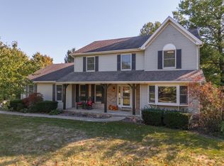 19107 Brentwood Dr, Bloomington, IL 61705