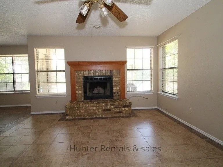 300 Sioux Cir — Photo 2