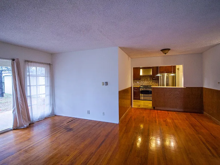 2702 Ladoga Ave — Photo 4
