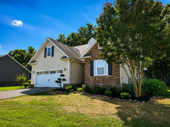 821 Honeysuckle Ln, Sparta, TN 38583
