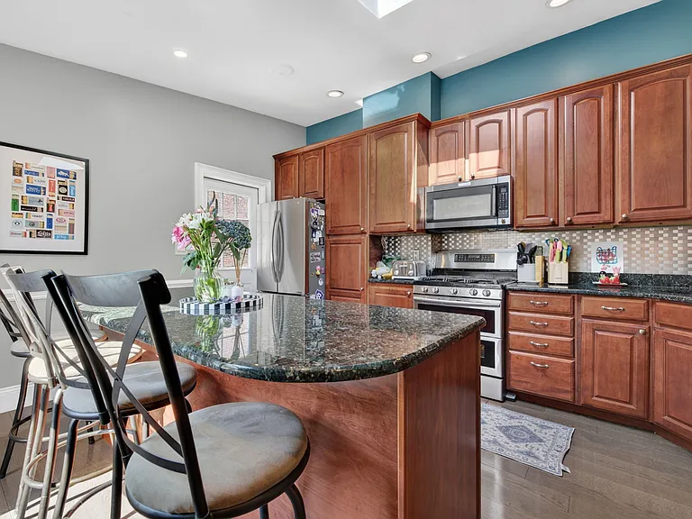 532 E 4th St #2 — Photo 7