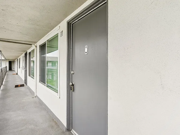 Crenshaw Manor — Photo 17
