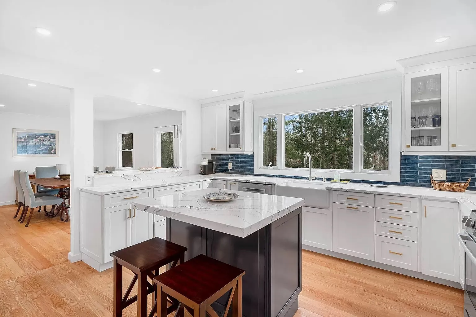 Tidy, Light and Bright 3 Bedroom Home in Roses Grove — Photo 3