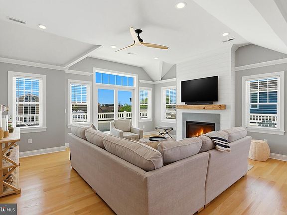 4th image of 1082 Long Beach Blvd #B