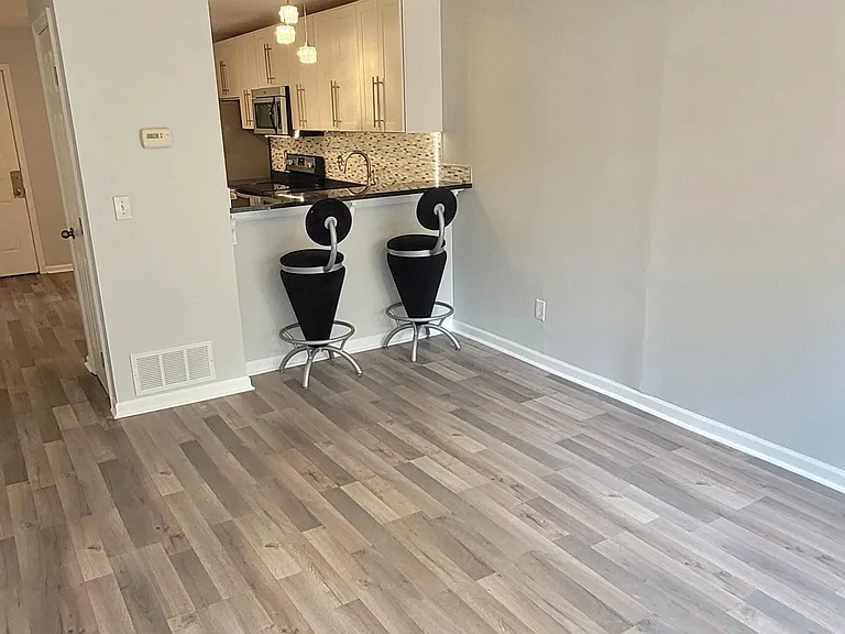 1277 Oak St SW #B — Photo 10