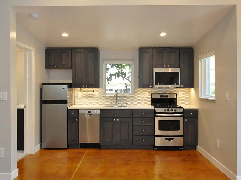 689 Capell St — Photo 2