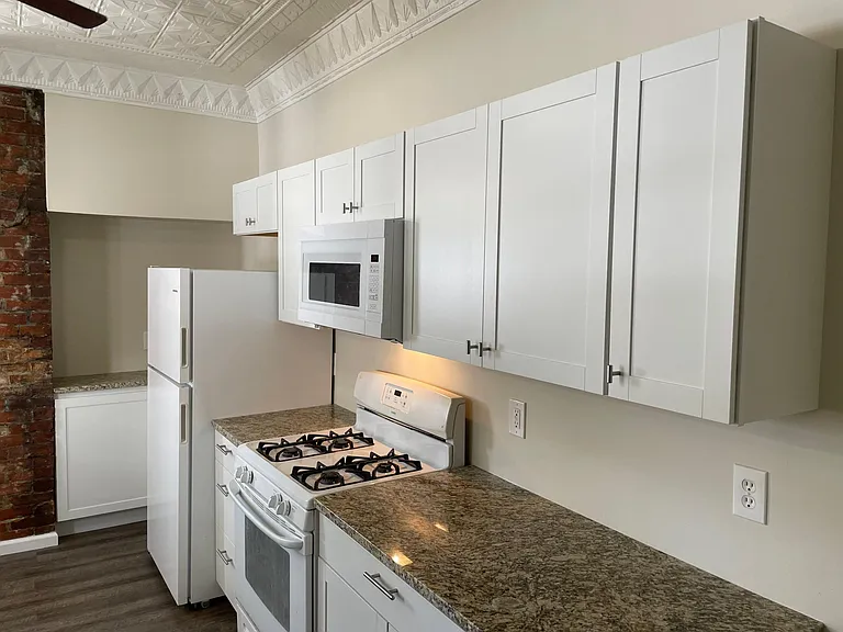 624 Edmond St — Photo 13