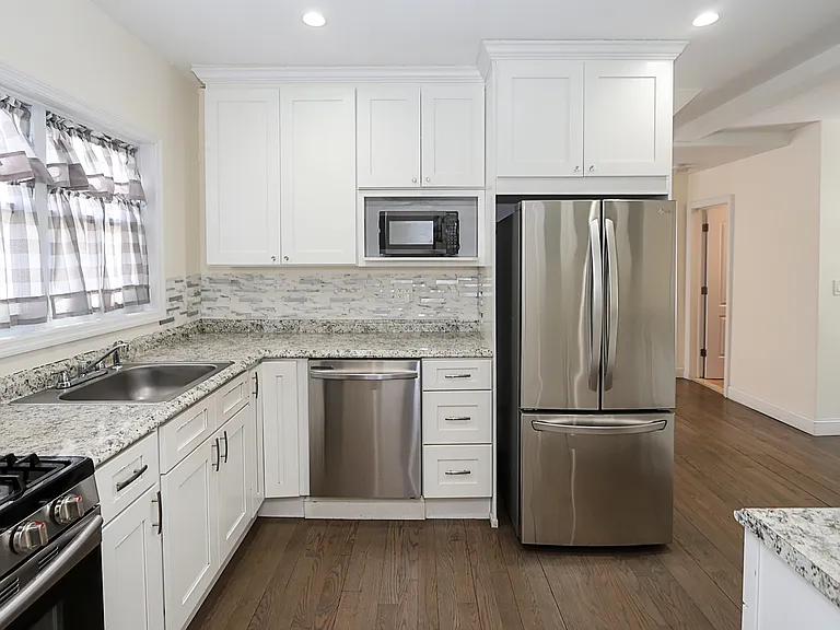 987 Kings Pkwy — Photo 7