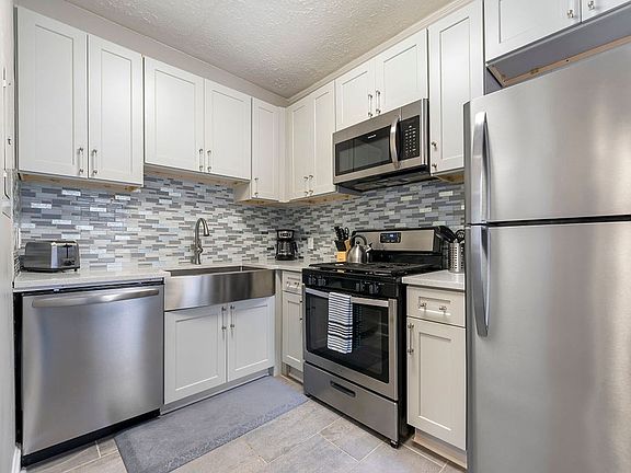 3rd image of 1006 Greenwood Ave NE APT 3