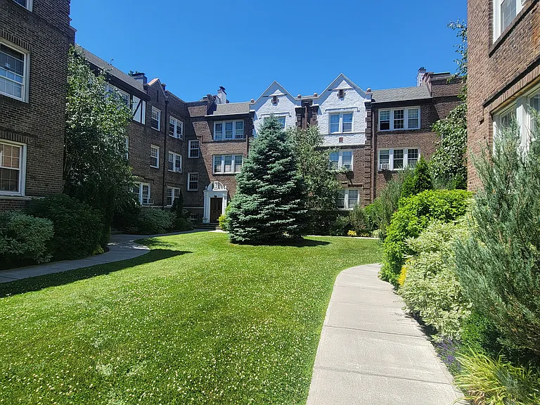 81 N Broadway — Photo 12