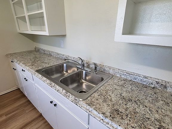 5th image of 1704 Dakota St