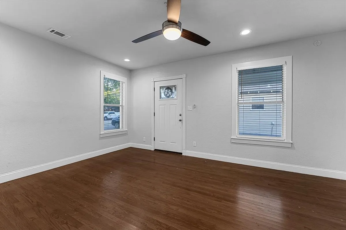 2 bed, 1.0 bath, 960 sqft, $1,585 — Photo 2