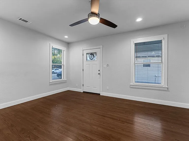 1119 Clinton St — Photo 2