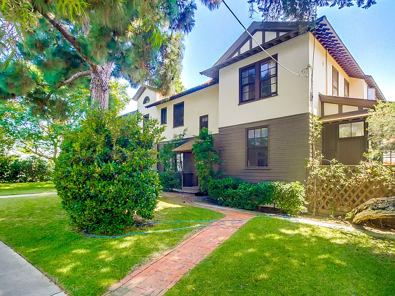 1005 Adella Ave — Photo 3
