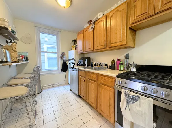 216-1 Freeman St, Brookline, MA