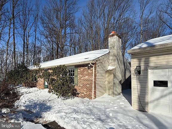 3rd image of 15 Dogwood Dell Dr