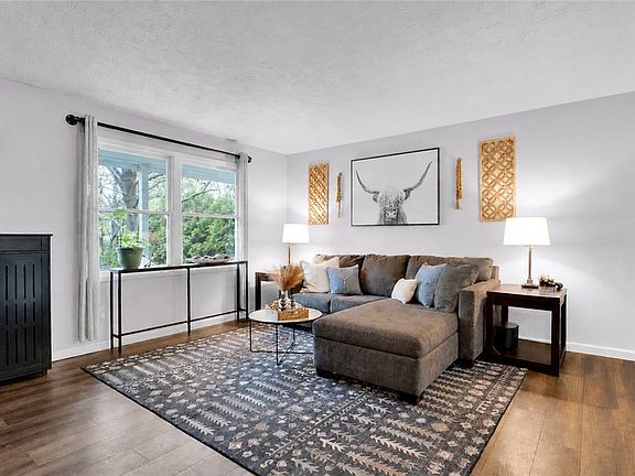 4th image of 68 Paddock Dr