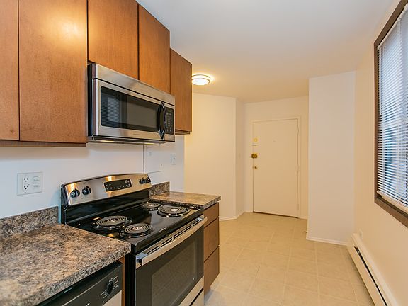4th image of 1355 N Dearborn Pkwy #408