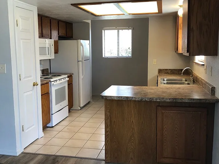 3523 N Dale Dr — Photo 4
