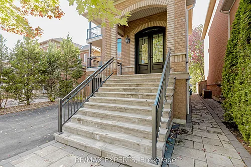 193 Fairlane Cres Photo 1