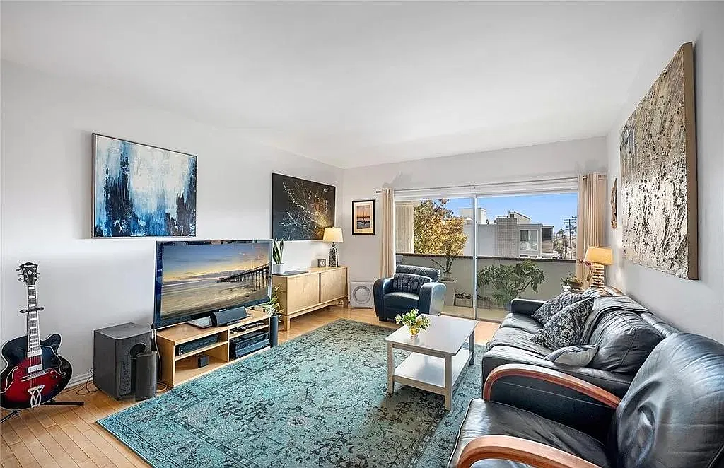1 bed, 1.5 bath, 1030 sqft, $4,700 — Photo 2