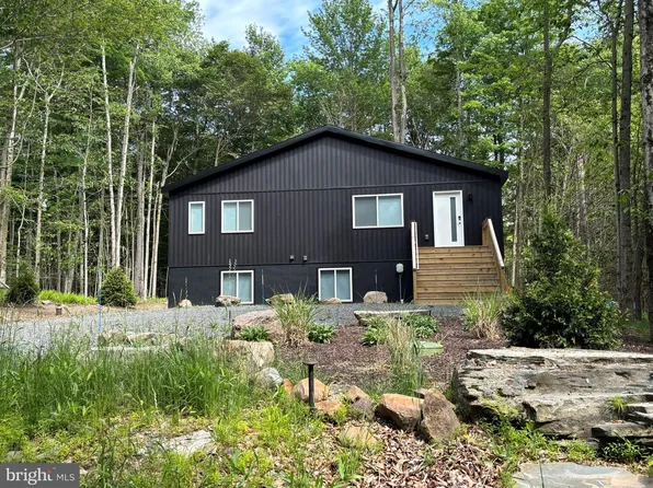 290 Wyomissing Dr, Pocono Lake, PA 18347
