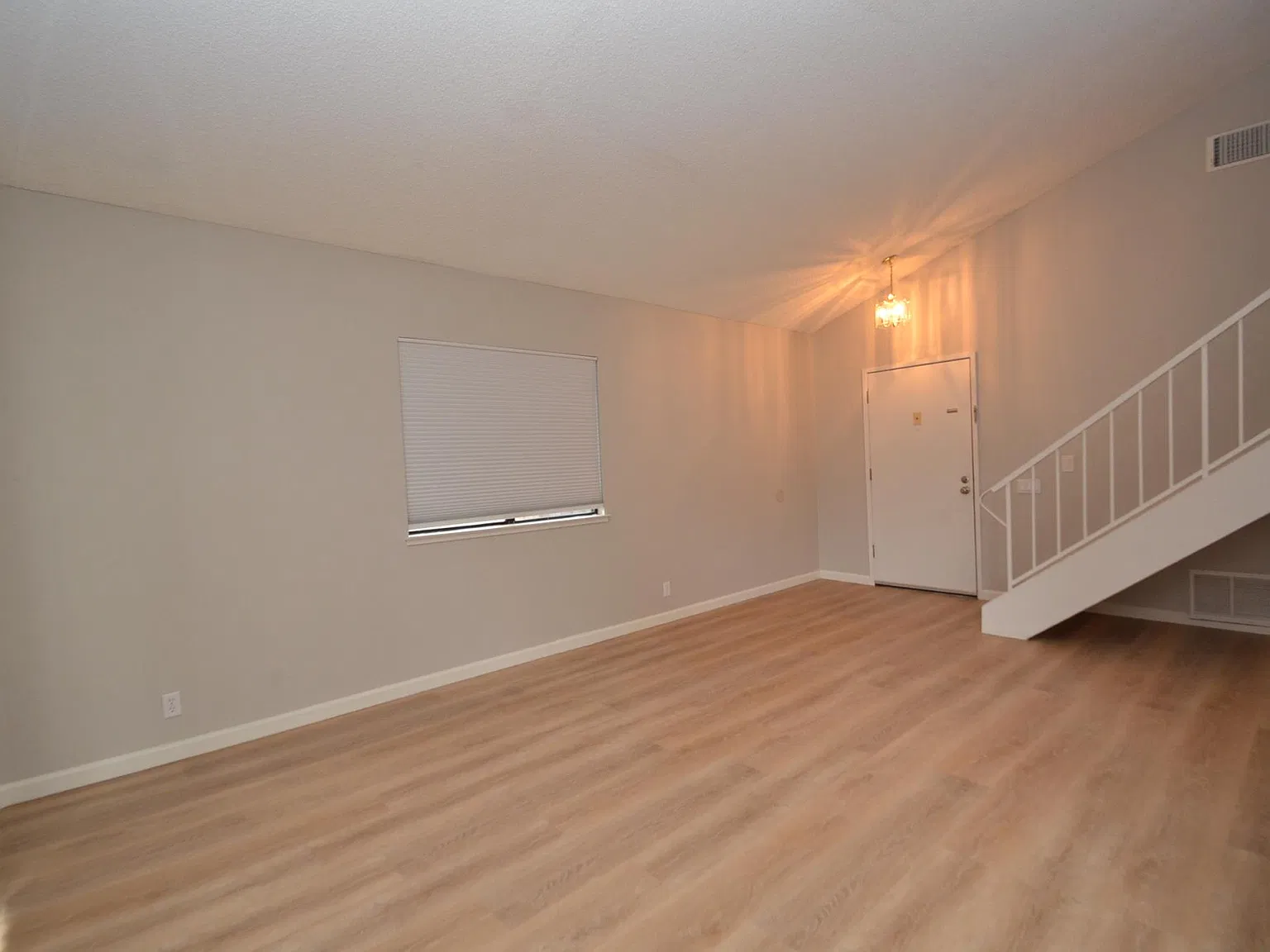 3 bed, 1347 sqft, $4,200 — Photo 2
