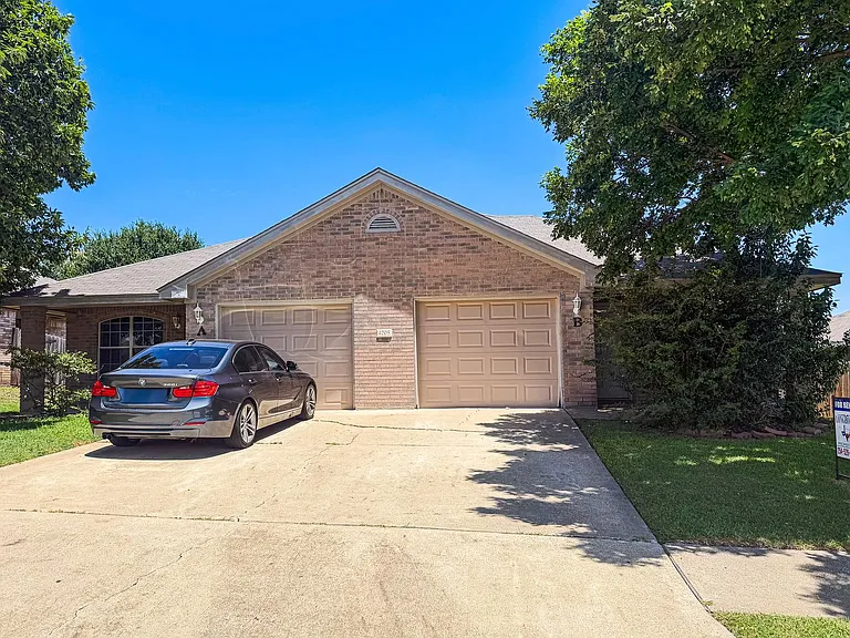4705 John David Dr — Photo 1