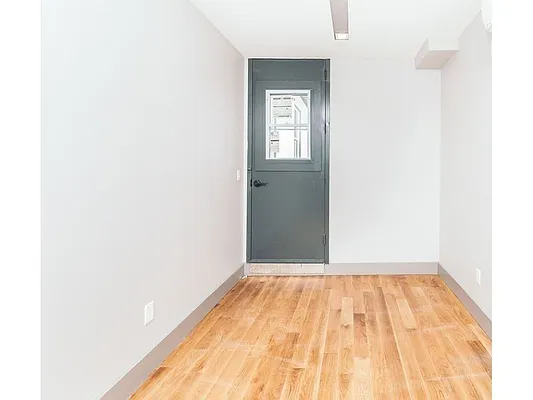 Rented by EXR | media 9