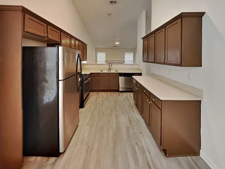 2416 Miller Oaks Cir — Photo 2