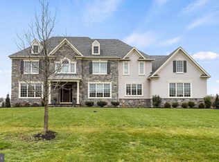 8 Belamour Dr, Washington Crossing, PA 18977