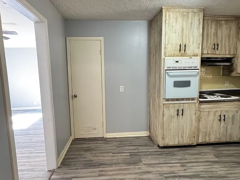 3270 Christopher St — Photo 8